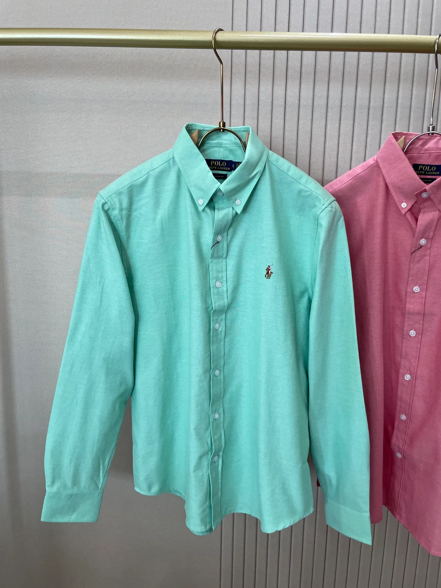 P220 🌸🌸🌸 POLO Ralph Lauren [High Quality] Classic shirt! Classic casual shirt made of pure cotton fabric with unique design, simple, clean and classic version design. It is a versatile style that can be switched at will. The fabric feels soft and delicate, highly breathable, close to the skin and comfortable to wear. It can be worn alone as an inner layer. Its versatile performance is beyond your imagination! The upper body of the ready-to-wear is simple and classic yet elegant! Size:M-XXL